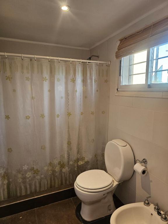 Casa con gran parque y parrilla en Balneario Camet Norte contrato temporal servicio de limpieza NO incluido - 2
