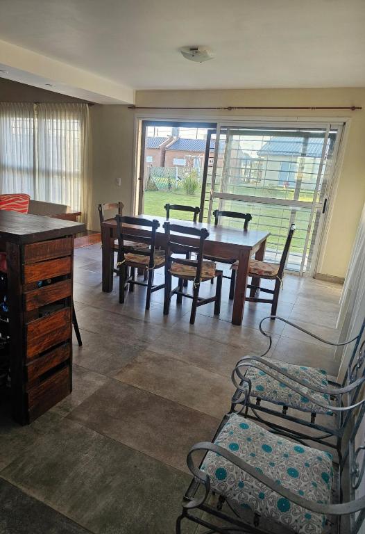 Casa con gran parque y parrilla en Balneario Camet Norte contrato temporal servicio de limpieza NO incluido - 3