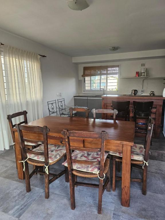 Casa con gran parque y parrilla en Balneario Camet Norte contrato temporal servicio de limpieza NO incluido - 4