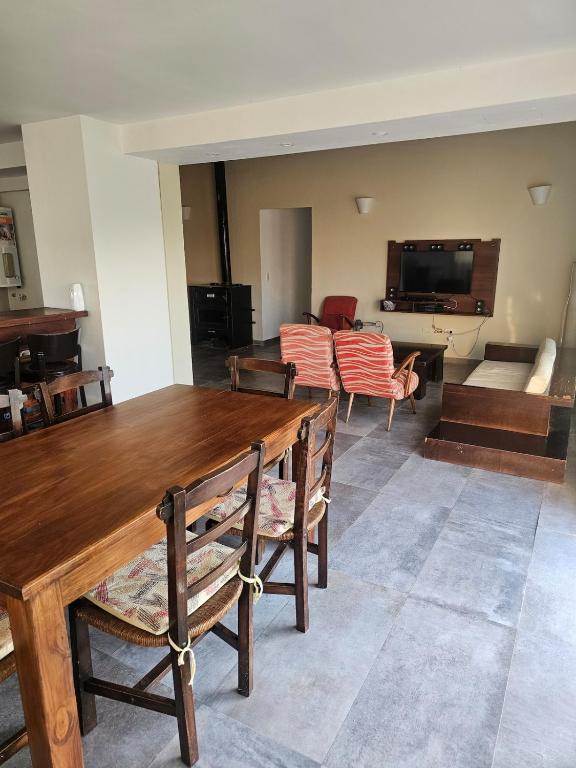 Casa con gran parque y parrilla en Balneario Camet Norte contrato temporal servicio de limpieza NO incluido - 5
