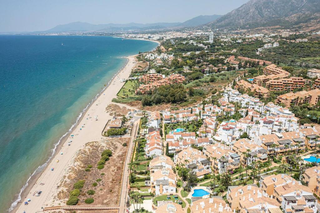 Bright Chalet with Swimming Pool and Beachfront - 5