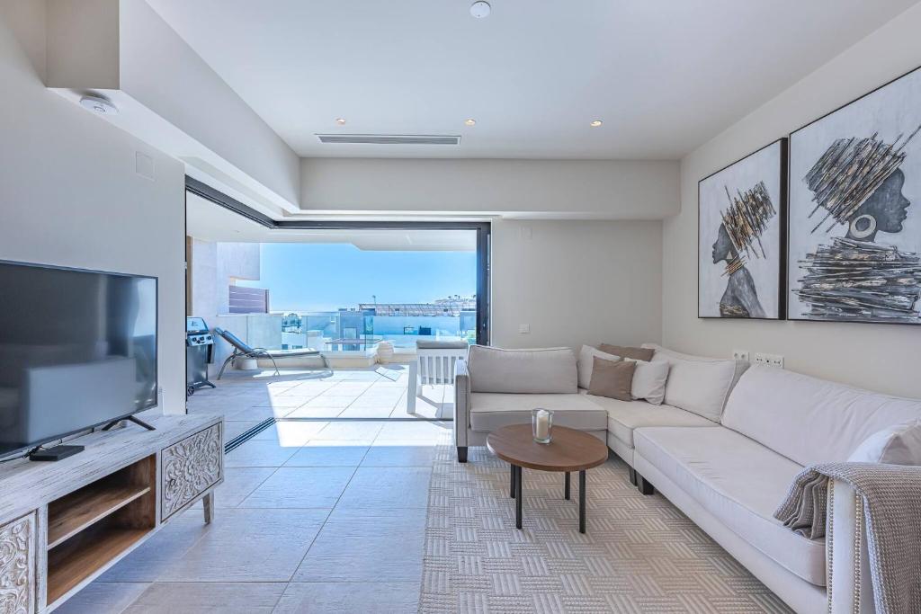 Modern Flat with 2 Bedrooms, Terrace, and Pool in Cala de Mijas - 1