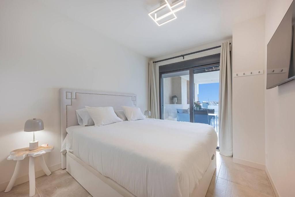 Modern Flat with 2 Bedrooms, Terrace, and Pool in Cala de Mijas - 3