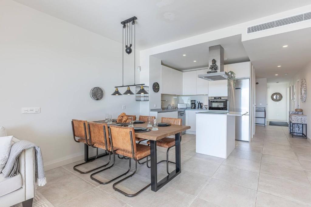 Modern Flat with 2 Bedrooms, Terrace, and Pool in Cala de Mijas - 2