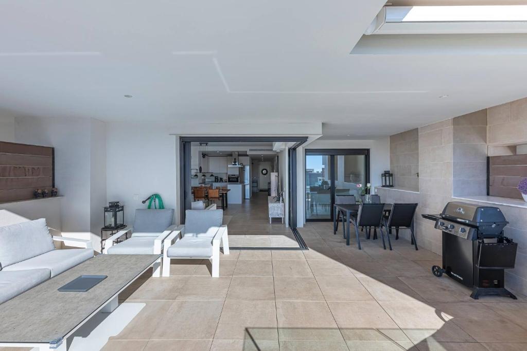 Modern Flat with 2 Bedrooms, Terrace, and Pool in Cala de Mijas - 4