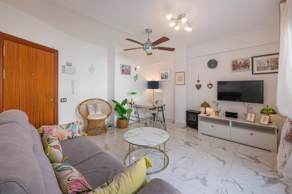 Modern 1 Bedroom Apartment, Steps from the Sea & Downtown - 2