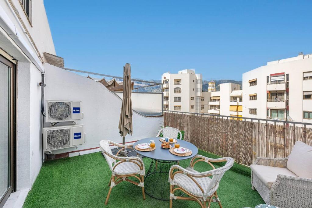 Modern 1 Bedroom Apartment, Steps from the Sea & Downtown - 4