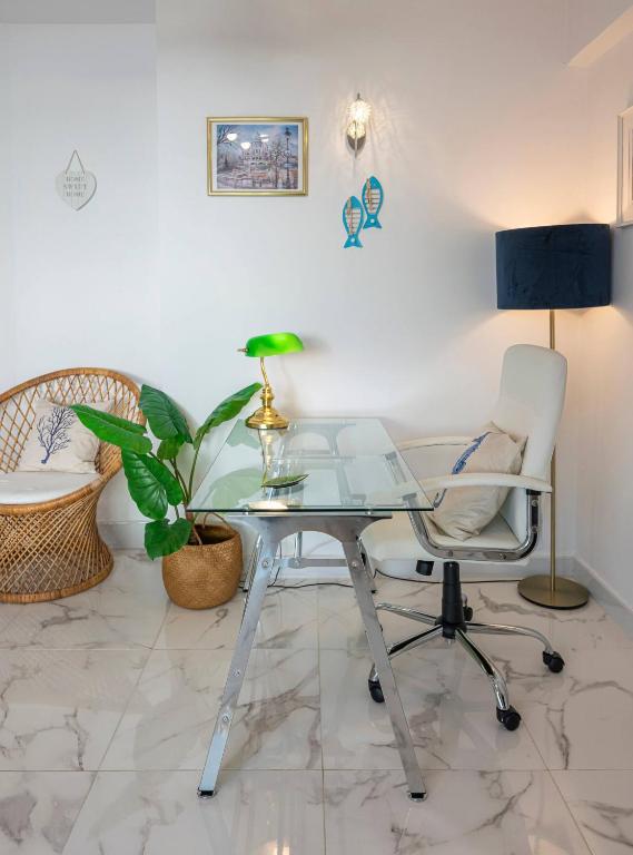 Modern 1 Bedroom Apartment, Steps from the Sea & Downtown - 5