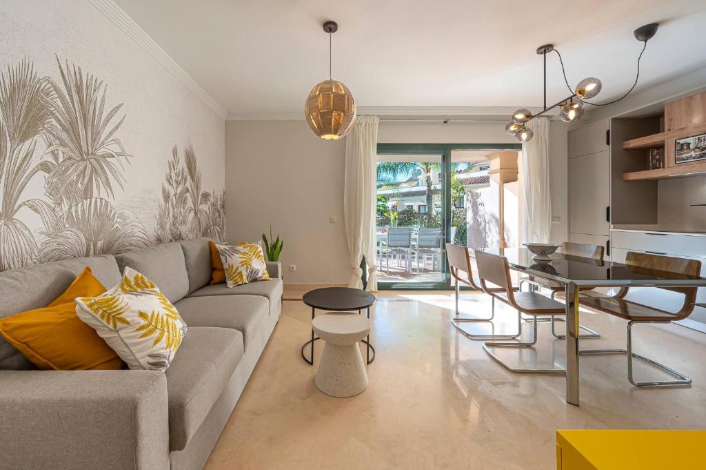 Renovated in 2024 - Apartment with Pool and Parking - 2