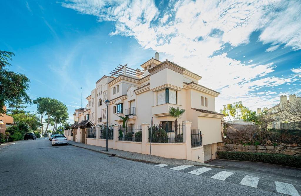 Renovated in 2024 - Apartment with Pool and Parking - 4