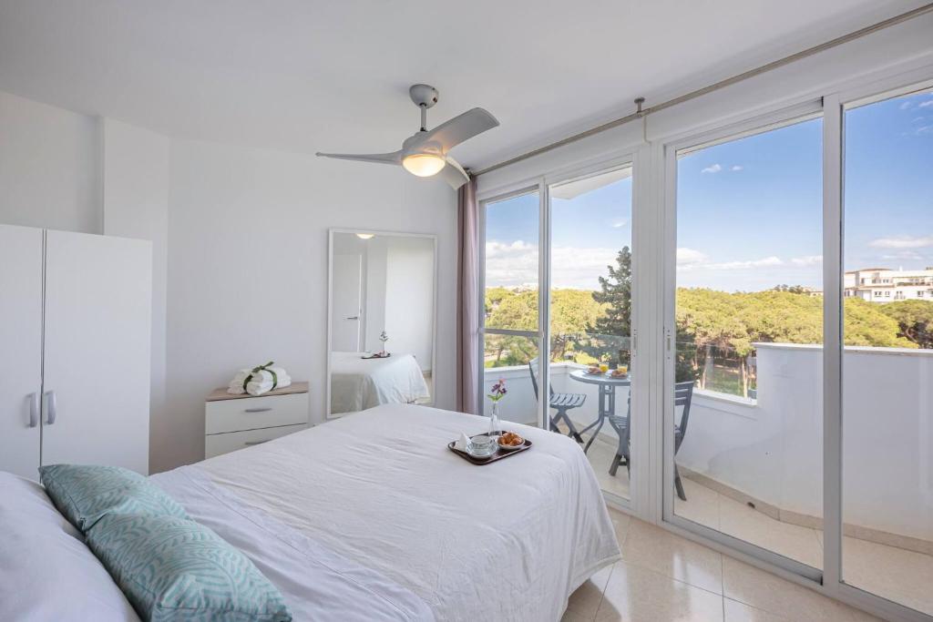 Marvellous 1 Bedroom Beachfront Flat with Parking and Pool - 2