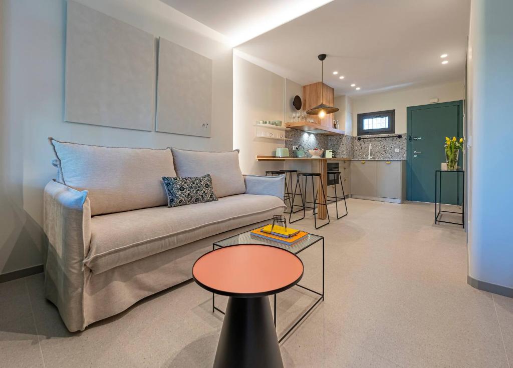 Newly renovated studio in Golden Mile w/ Pool - 2