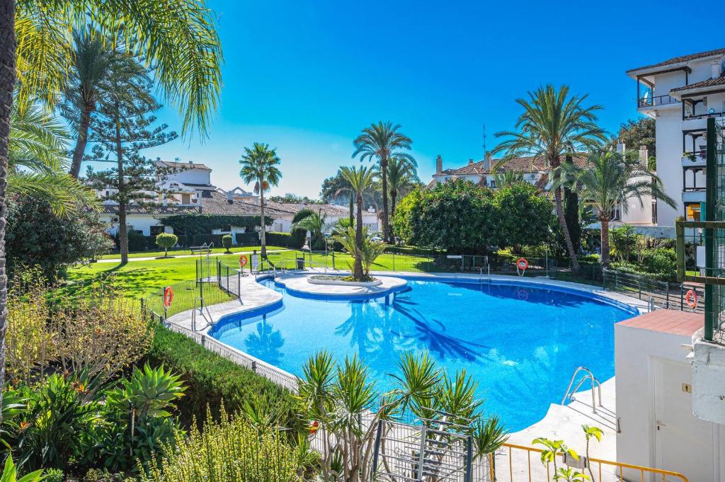 Cozy 1 Bedroom Apartment with 2 Pools & Tennis Court - 1