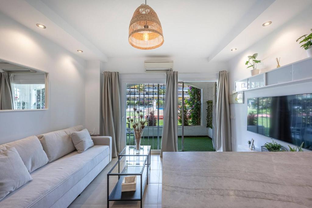 Cozy 1 Bedroom Apartment with 2 Pools & Tennis Court - 3
