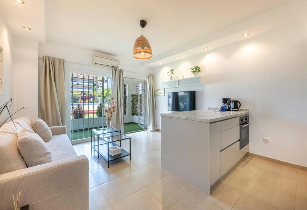 Cozy 1 Bedroom Apartment with 2 Pools & Tennis Court - 5