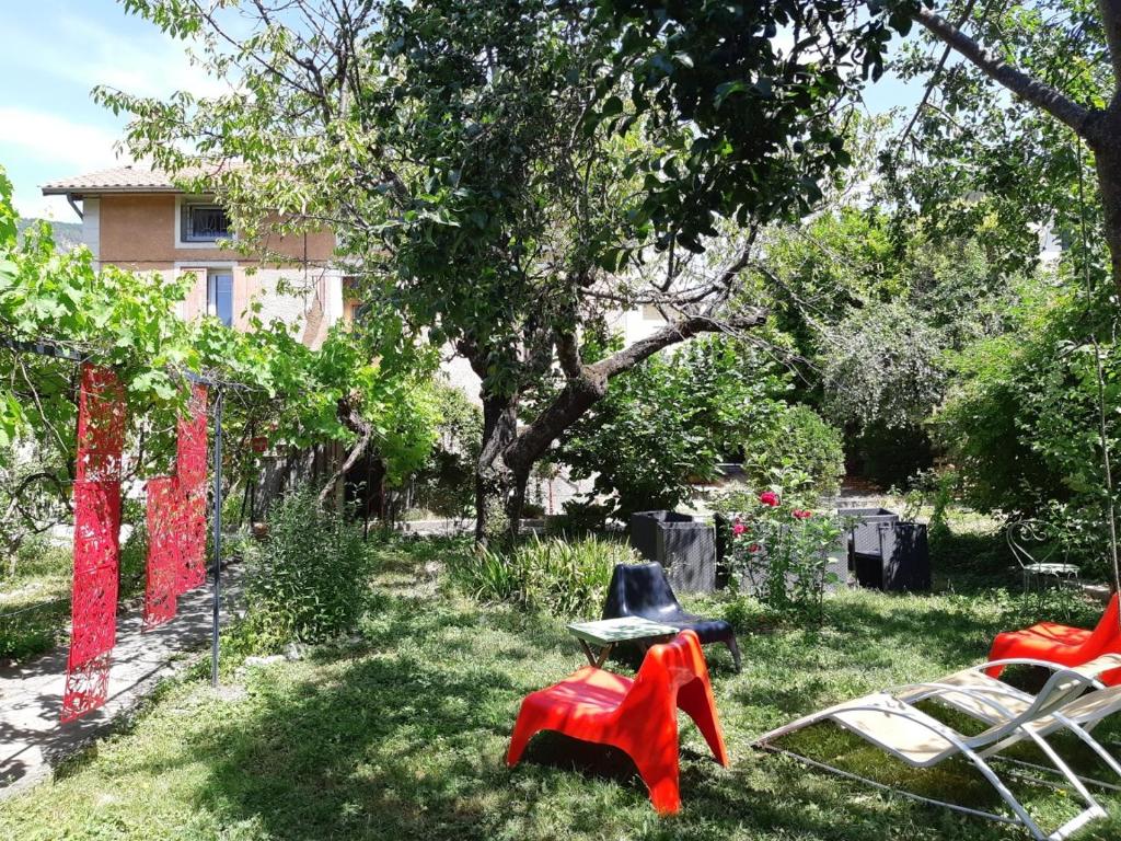 Beautiful apartment in Provençal residence with garden and WiFi - 1