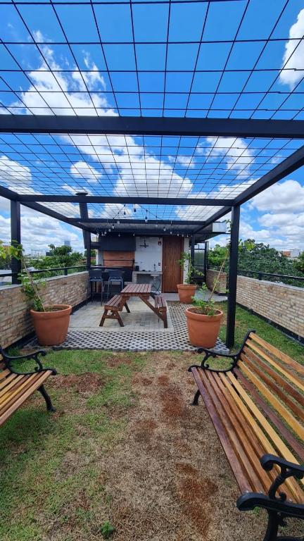 Excellent location surrounded by beautiful gardens - 4