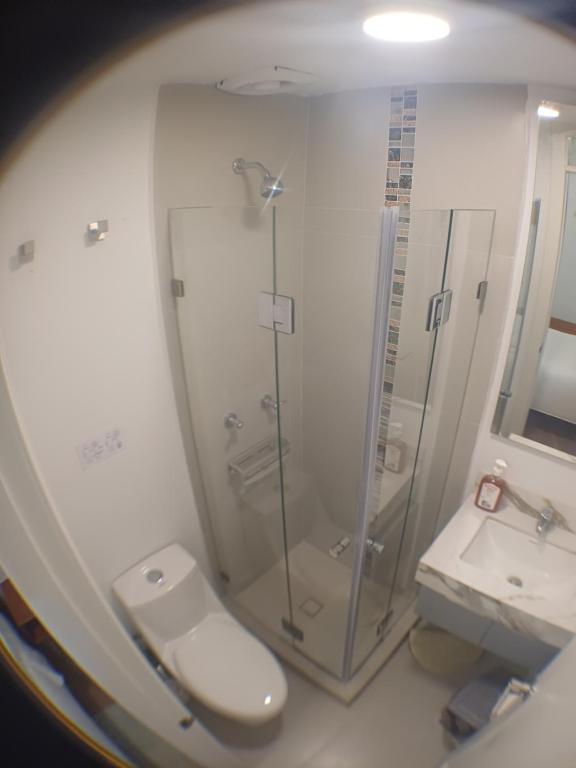 Hipercentro de Quito-Habitación con baño privado - 4