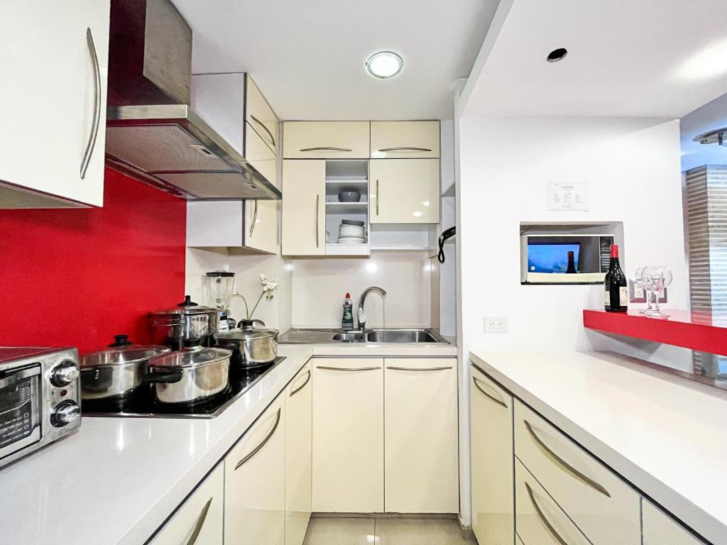 Luxury 2BR River View Apartment Pool, Gym & Jacuzzi - 3