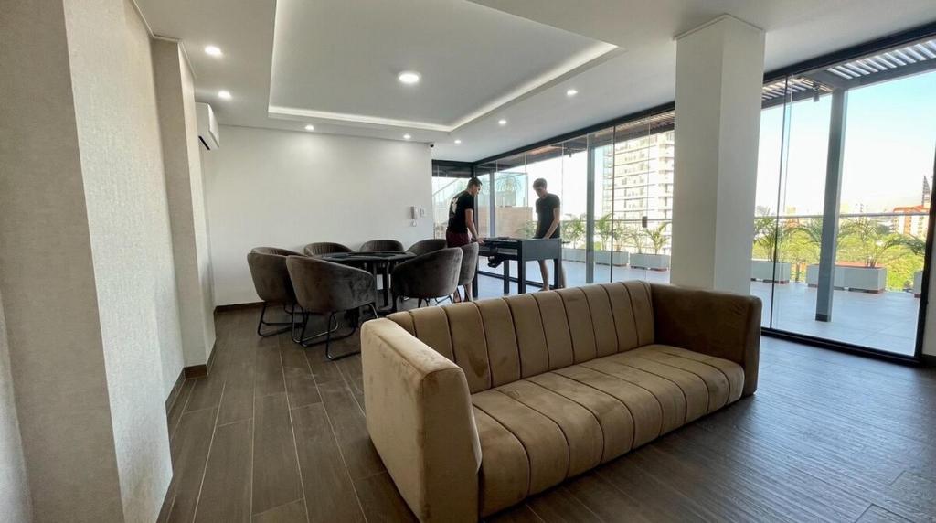 Amplio Studio con terraza privada en Equipetrol - 2
