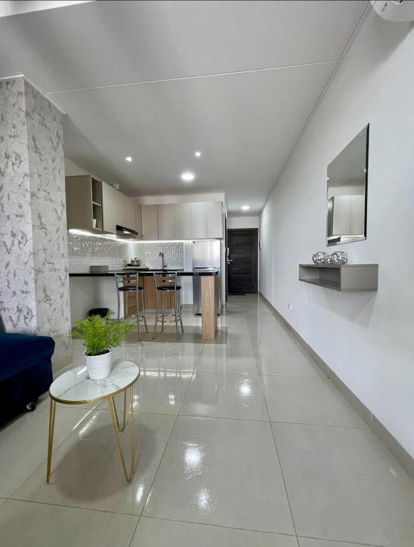Amplio Studio con terraza privada en Equipetrol - 3
