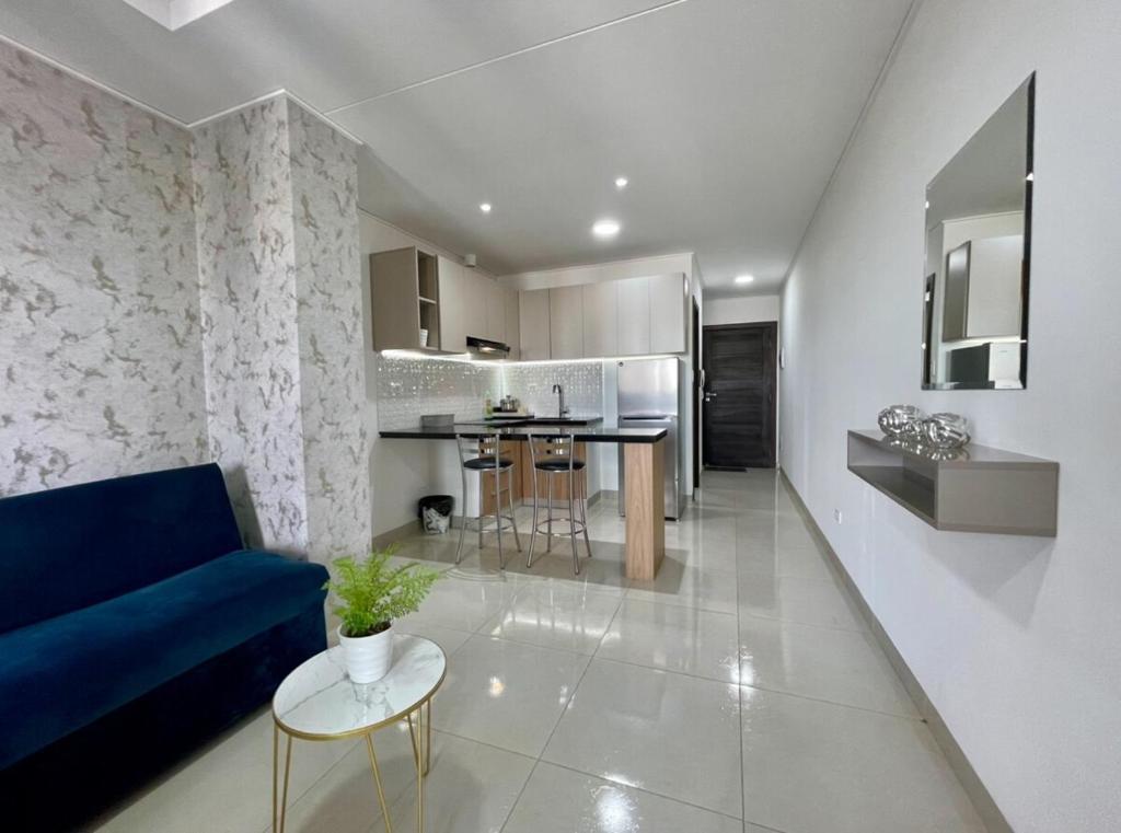 Amplio Studio con terraza privada en Equipetrol - 5