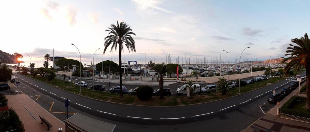 Studio vue mer, balcon face port de Garavan, plage et gare à pied - 2