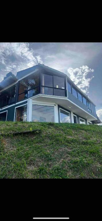 Villa with Spectacular Medellin View with Pool and Mini Basket-Futbol Field - 3