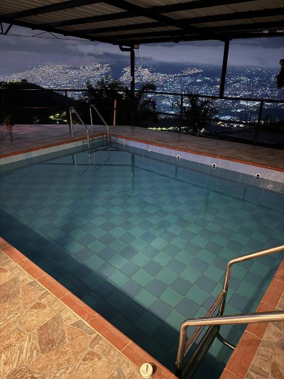 Villa with Spectacular Medellin View with Pool and Mini Basket-Futbol Field - 4
