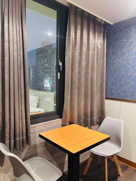 中央商務大飯店 (Centre Hotel)