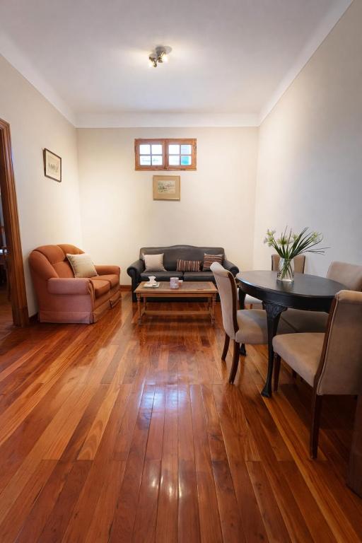 Apartment for Four One Block from San Telmo Square, One Block from San Telmo Market, Very Charming, Three Blocks from Puerto Mader - 4