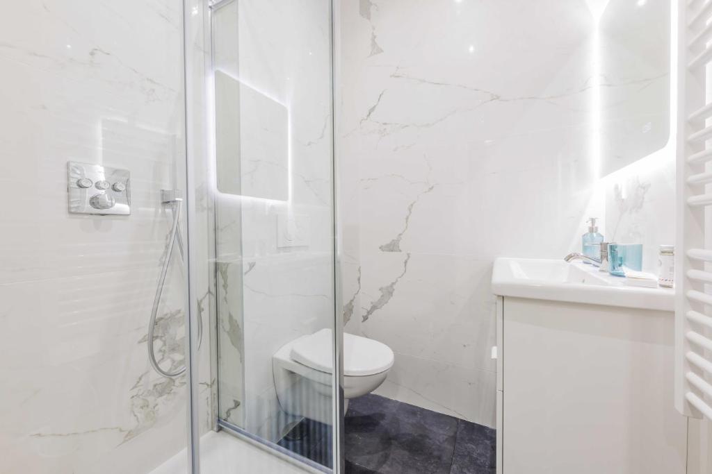 Chic Apartment in Paris Ideally Located for 6P - 2