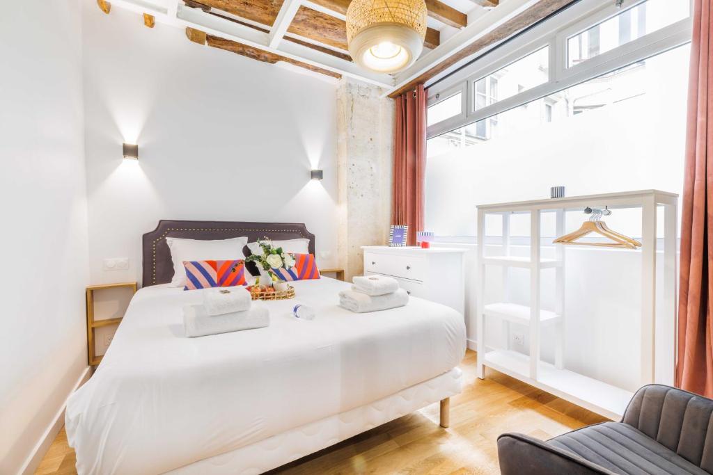 Chic Apartment in Paris Ideally Located for 6P - 4