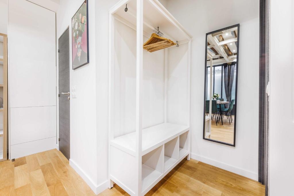 Chic Apartment in Paris Ideally Located for 6P - 5