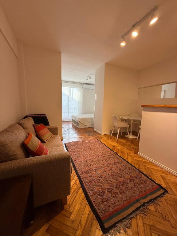 Bright studio apartment in an excellent location - 2