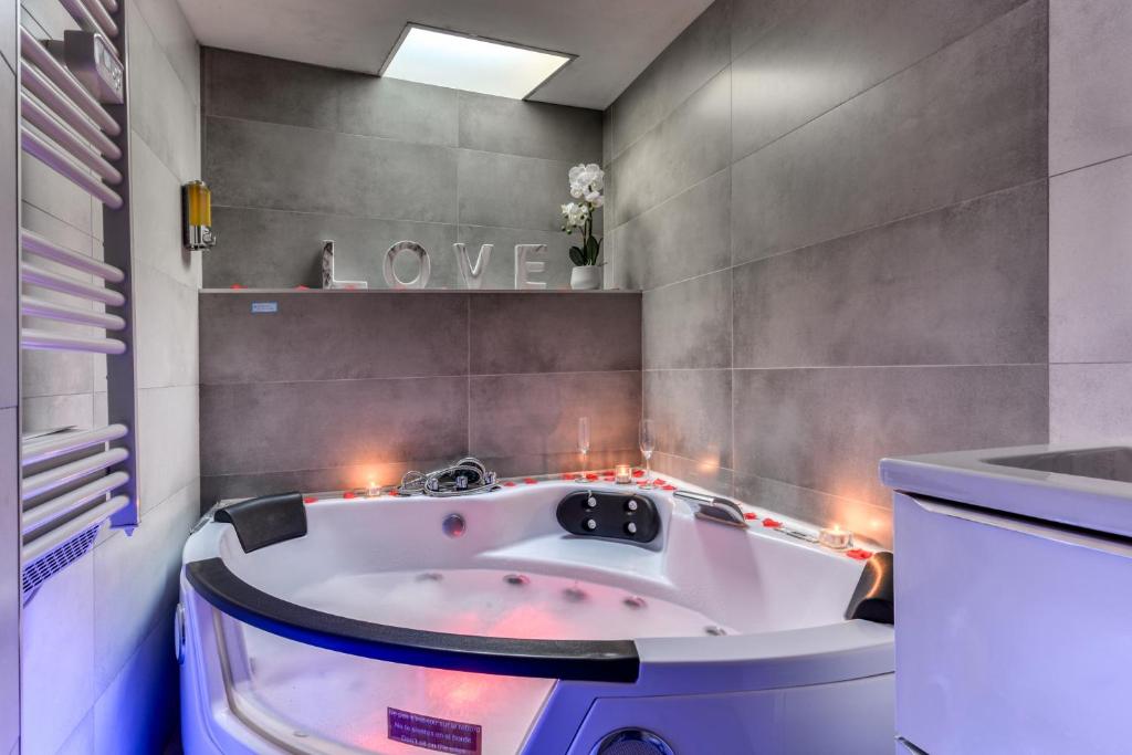 Le Bourget - Suite et Envolée romantique avec Jacuzzi - 2