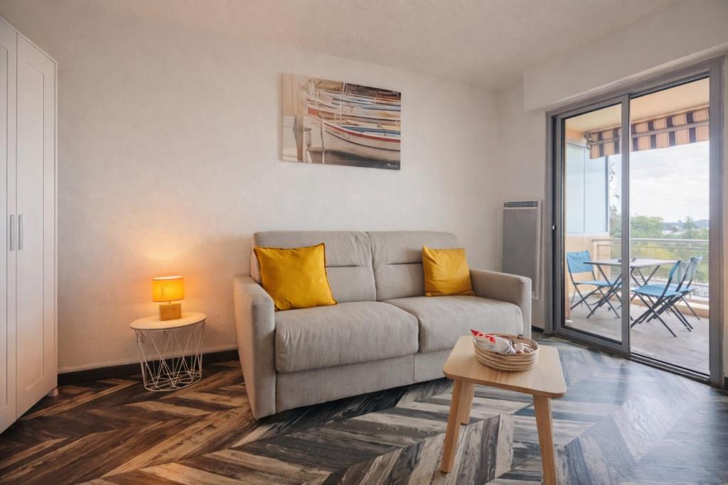 Studio, à deux pas des plages, terrasse et parking - 2