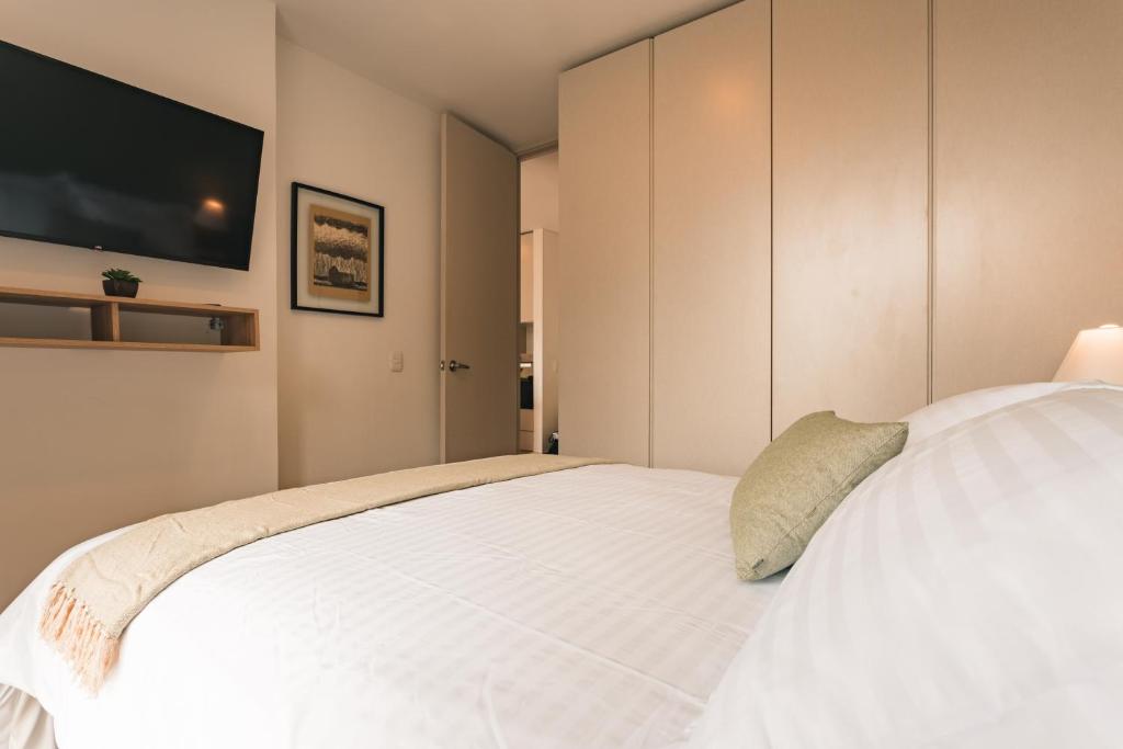 Mountain Views, AC, King Bed, Fast WiFi - 1