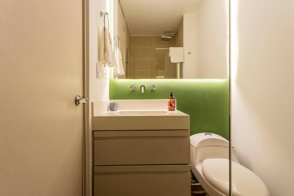 Mountain Views, AC, King Bed, Fast WiFi - 5