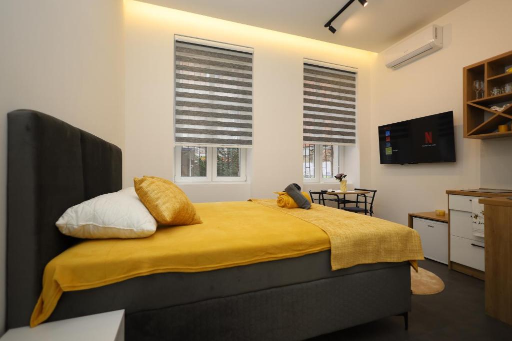 Yellow Panda Central Apartment with Style - 1
