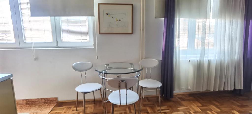 Nice Studio with FREE Parking - 4
