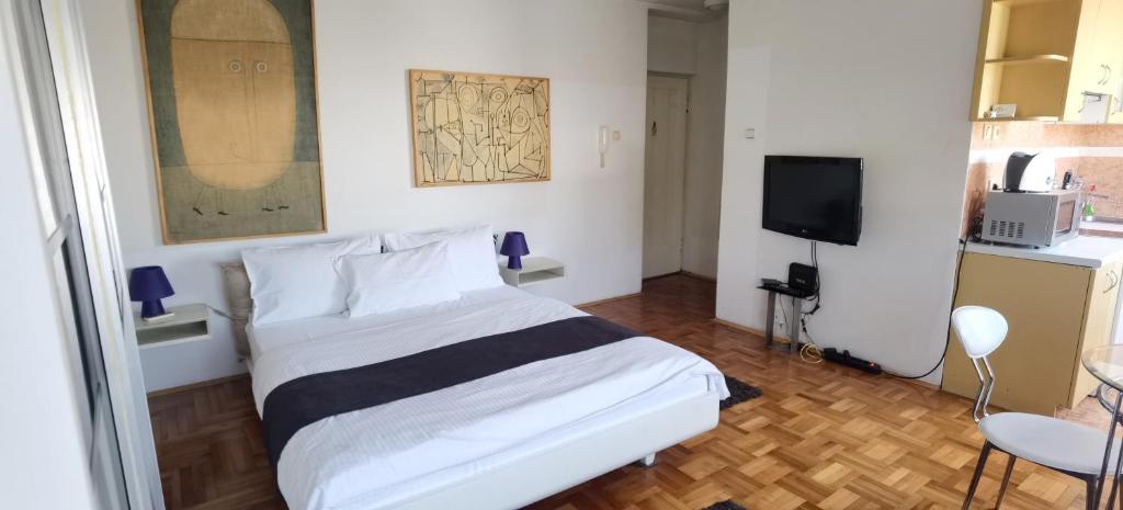 Nice Studio with FREE Parking - 5