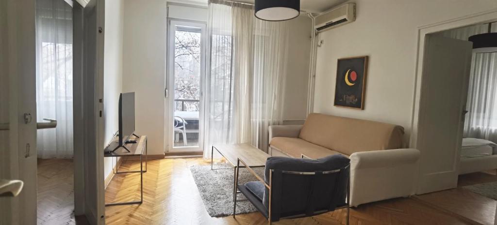 Two Bedroom Central Apartment with Parking - 1