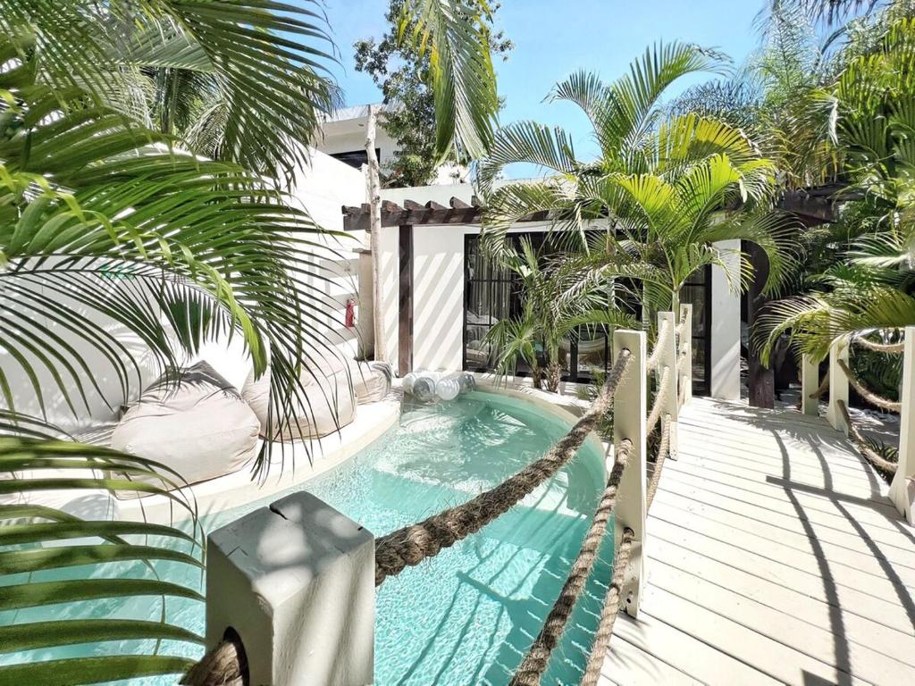 Villa Oasis Heated Private Pool Daily Housekeeping Prime location - 3