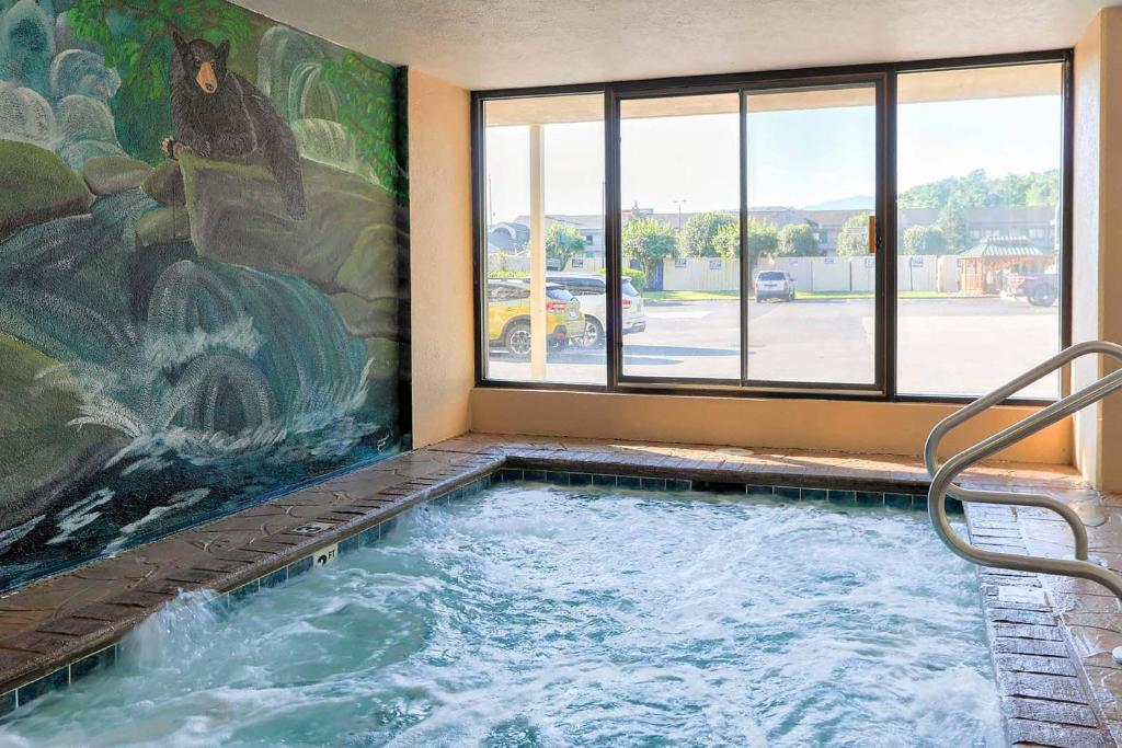 Swimming pool, Comfort Inn & Suites at Dollywood Lane in Pigeon Forge (TN)