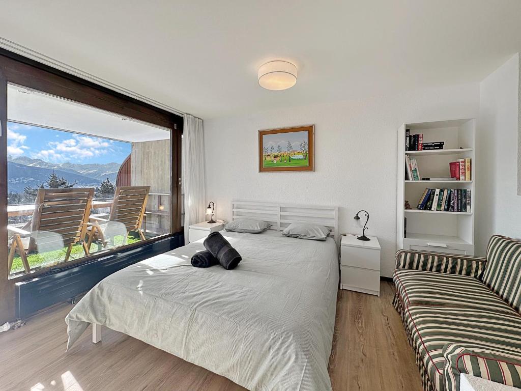 Alpine Club Retreat, Central Studio, Pool and View - 3