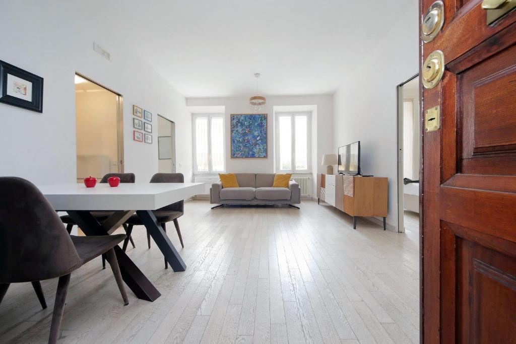 Bright Home Near Metro & Airport Trains - 1