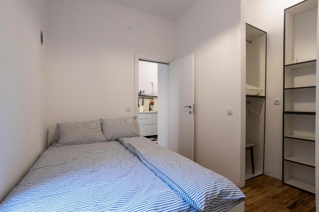 City Center Suites, Two Connected Apartments, 10 Guests - 4