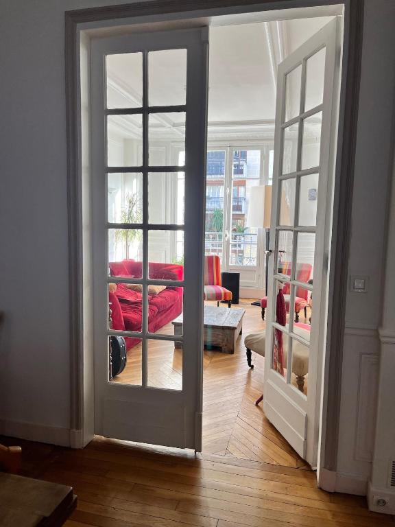 Typical Parisian Flat, close to metro & Bois - 3