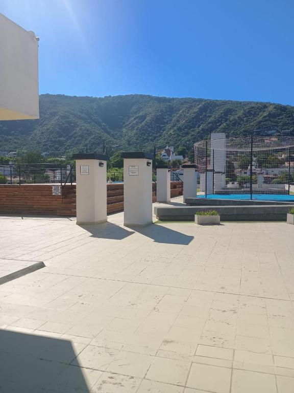 Depto céntrico excelente ubicación, con cochera, pileta y patio - 3